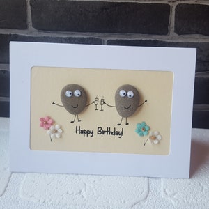 Hermosa tarjeta 3D "Feliz Cumpleaños" Hecho con guijarros 3D reales. Quirky y diversión, arte de guijarros, guijarros, único, flores, amigo