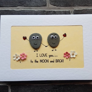 Prachtig 3D "I LOVE you to the MOON and BACK!" Kaart Gemaakt met echte 3D-kiezelstenen. Eigenzinnig en leuk, kiezelkunst, kiezelstenen, uniek, bloemen, vriend