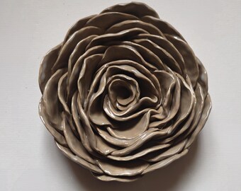 Zaunkönig-Nest-braune handgemachte keramische Rosen, einzigartige Hand-modellierte Blumenkunst, einzigartige dekorative Blume