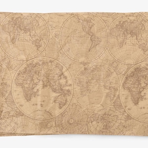 Op de afbeelding: Een gevouwen vel papier met een vintage kaartontwerp. De kaart toont cirkelvormige wereldkaarten in bruin- en beigetinten, met gedetailleerde illustraties van continenten en oceanen. Het papier heeft een licht verouderde uitstraling.