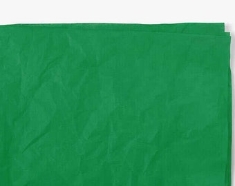 Pode incluir: Um fundo de tecido verde sólido, perfeito para fotografia ou videografia. O tecido é liso e sem rugas, proporcionando um fundo limpo e profissional.