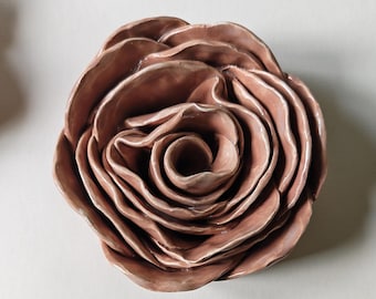 Irgendrote handgemachte Keramikrosen, einzigartige handmodellierte Blumenkunst, einzigartige dekorative Blume