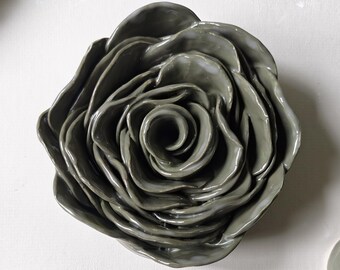 Handgefertigte Keramikrosen aus Waldasche, einzigartige handmodellierte Blumenkunst, einzigartige dekorative Blume, Geschenk für Blumenliebhaber