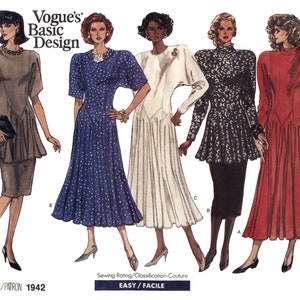 Puede incluir: Un patrón de costura para cuatro vestidos diferentes. Los vestidos son de varios colores y patrones, incluyendo un vestido de lunares, un vestido blanco, un vestido estampado en blanco y negro y un vestido rojo. El patrón está etiquetado como "Vogue's Basic Design" y "1942".