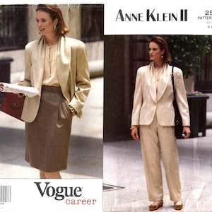 Puede incluir: Un sobre de patrón de costura Vogue Career Anne Klein II 2592 para tallas 6-8-10. El frente muestra dos conjuntos: una chaqueta beige con falda a juego y una chaqueta beige con pantalones a juego, ambos con cuello chal y hombros estructurados.