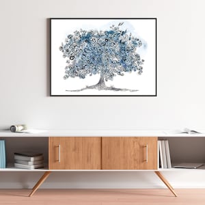 Può includere: Un disegno a inchiostro nero e bianco di un albero con una velatura ad acquerello blu. L'albero è pieno di motivi e dettagli a spirale.