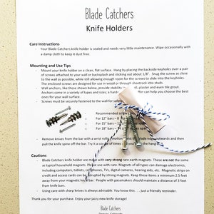 Puede incluir: Instrucciones impresas para los portacuchillos Blade Catchers. El papel incluye instrucciones de cuidado, consejos de montaje y precauciones. La imagen tambi&eacute;n muestra tornillos y un paquete decorativo envuelto en hilo.