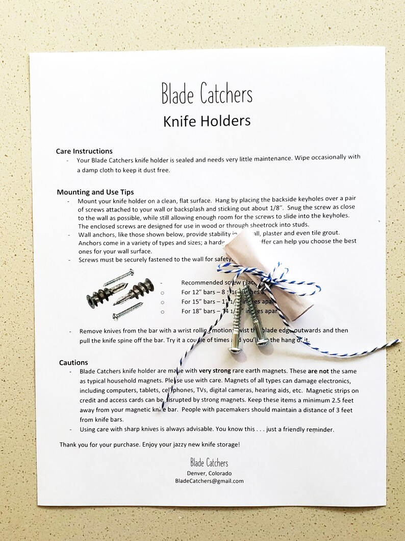 Puede incluir: Instrucciones impresas para los portacuchillos Blade Catchers. El papel incluye instrucciones de cuidado, consejos de montaje y precauciones. La imagen tambi&eacute;n muestra tornillos y un paquete decorativo envuelto en hilo.