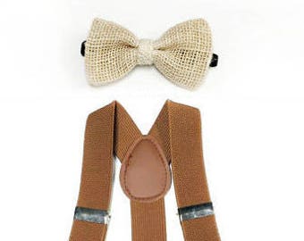 Set composto da bretelle marroni e papillon in iuta per bambini piccoli.