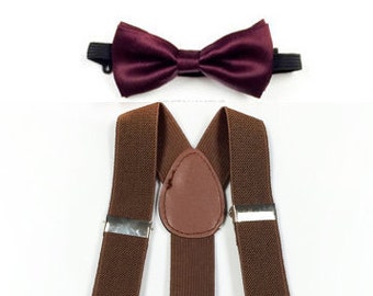 Completo per bambino composto da bretelle marroni e papillon bordeaux.