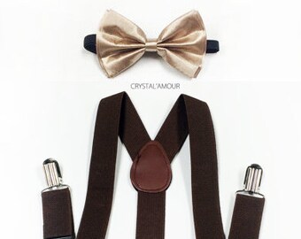 Completo per bambina composto da bretelle marroni e papillon color champagne.