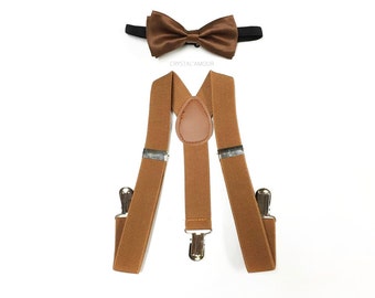 Completo per bambino composto da bretelle e papillon marrone chiaro