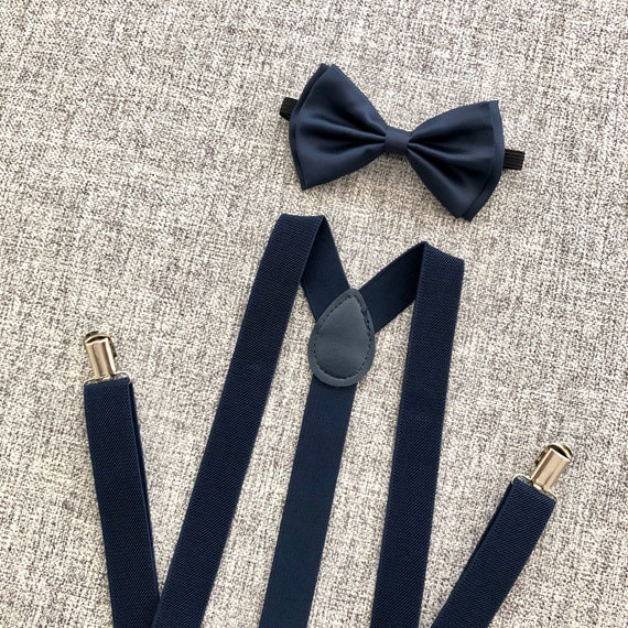 Gravata borboleta e suspensórios azul marinho, gravata borboleta e