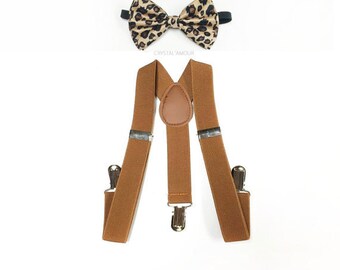 Completo per bambino composto da bretelle marroni e papillon leopardato.