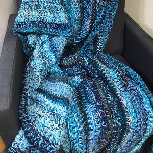 Gehaakte deken in blauw, groenblauw en grijs