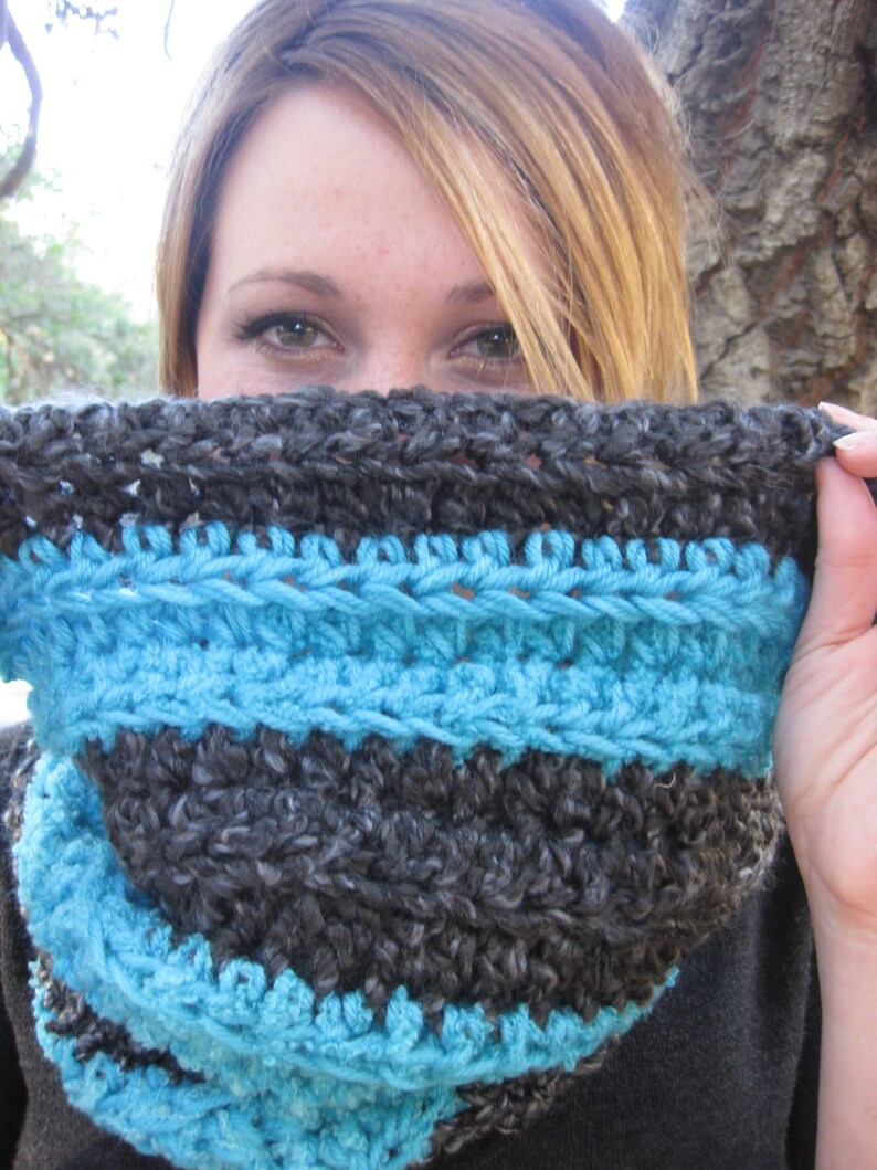 Cheshire cat crochet cowl in gray and neon blue image 3