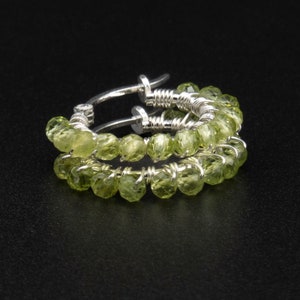 Natürliche Peridot und Silber Huggie Creolen Peridot und Sterling Silber handgemachte Boho Creolen, Peridot Schmuck Limette Creme