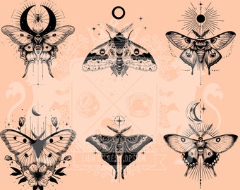 Puede incluir: Una colección de seis ilustraciones detalladas de polillas en tinta negra sobre un fondo melocotón. Cada diseño de polilla presenta patrones intrincados, elementos celestiales como lunas y estrellas, y acentos florales. Los diseños tienen una estética vintage y mística.