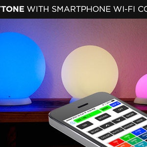 Puede incluir: Tres bombillas inteligentes redondas y de colores con un teléfono inteligente que muestra una aplicación de control. La aplicación muestra una variedad de configuraciones, que incluyen encendido/apagado, brillo, color, sonido, estroboscópico, fundido y selección. El texto "BRIGHTTONE WITH SMARTPHONE WI-FI CONTROL" está en la parte superior de la imagen. El texto "192.168.1.1" se muestra en la aplicación.