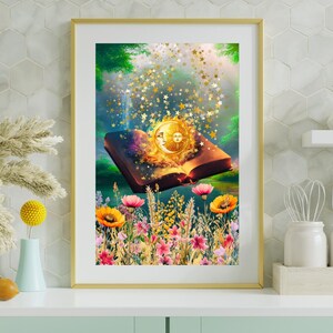 Puede incluir: Una impresión artística enmarcada que representa una escena de fantasía. Un libro abierto con una ilustración del sol y la luna es el centro, con estrellas doradas que emanan de él. La escena incluye un campo de flores colorido y un fondo verde.