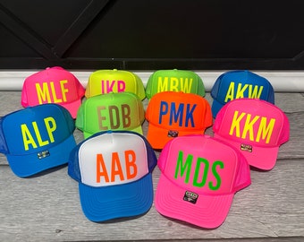 Chapeaux d'enterrement de vie de jeune fille au néon, chapeau de camionneur surdimensionné imprimé monogramme, chapeaux de camionneur initiales en gros caractères, chapeau de camionneur de bachelorette de plage