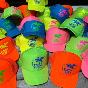 Sombreros de neón para despedida de soltera, sombrero de camionero para despedida de soltera en la playa, sombrero de neón para novia, sombreros de camionero de neón ajustables, personalizados, cualquier frase imagen 1