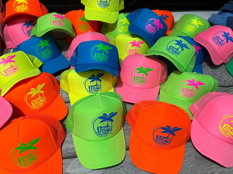 Sombreros de neón para despedida de soltera, sombrero de camionero para despedida de soltera en la playa, sombrero de neón para novia, sombreros de camionero de neón ajustables, personalizados, cualquier frase imagen 1