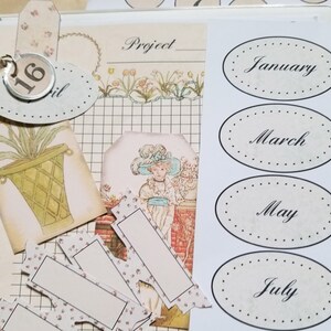 Pode incluir: Uma p&aacute;gina de scrapbook com v&aacute;rios elementos decorativos. Inclui etiquetas ovais com meses, etiquetas com ilustra&ccedil;&otilde;es florais e bot&acirc;nicas e uma etiqueta com o n&uacute;mero 16. A paleta de cores &eacute; suave, com tons bege, creme e pastel.