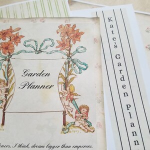 Pode incluir: Um planejador de jardim em estilo vintage com as palavras "Garden Planner" em escrita elegante. A capa apresenta ilustra&ccedil;&otilde;es florais, querubins e o texto "Gardeners, I think, dream bigger than emperors." Uma faixa separada diz "Kate's Garden Plan".