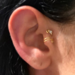 Gold Pearl Cassie Tragus Kuff