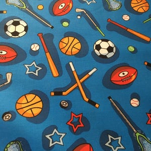 Santee Prints prezentuje bawełnianą tkaninę Kids Choice Sports Equipment na niebieskim tle o wymiarach 1/2 jarda