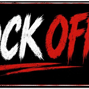 Puede incluir: Un letrero rectangular con fondo negro y el texto FLOCK OFF en blanco y rojo. A la derecha, una mano hace un gesto con el dedo medio hacia una cámara de vigilancia en un poste con el letrero FLOCK SURVEILLANCE CAN KISS MY ASS.