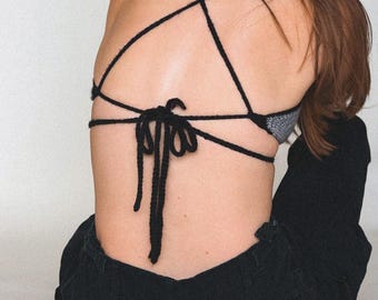 Camiseta sin mangas con cuello halter de crochet en color carbón: hecha a mano, única en su tipo: moda de crochet