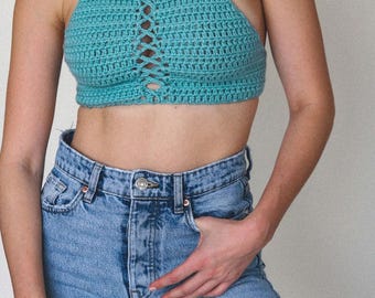 Camiseta sin mangas de crochet con cuello halter cruzado en verde azulado: hecha a mano, única en su tipo: moda de crochet