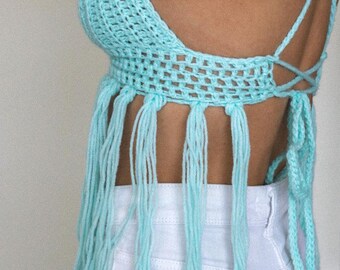 Camiseta sin mangas con borlas de crochet en color azul bebé: hecha a mano, única en su tipo: moda de crochet