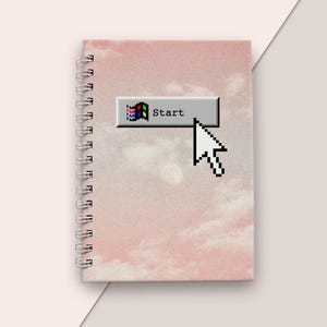 Op de afbeelding: Een roze spiraalnotitieblok met een wolkachtig ontwerp. Het notitieblok heeft een grijze knop met het woord "Start" en een gepixelde muisaanwijzer die erop wijst.