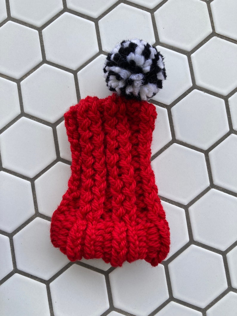Bonnet rouge en tricot de laine pour petit chien Capuche pour chiot Vêtements pour chihuahua Bonnet d'hiver chaud pour chien Tour de cou Black & White