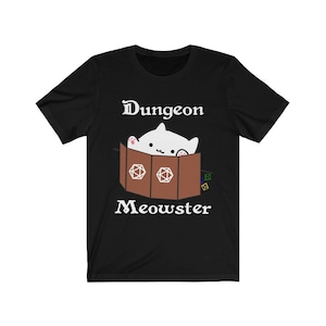 Puede incluir: Camiseta negra con un gráfico blanco de un gato blanco con orejas rosas y una lupa, sentado dentro de una pantalla de maestro de mazmorras marrón con dados. El texto "Dungeon Meowster" está impreso debajo del gato.