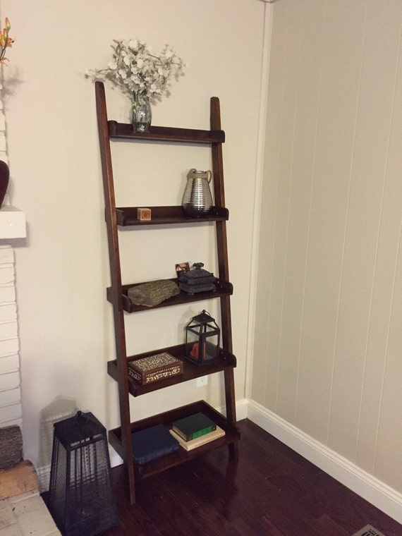 Leaning shelf outlet