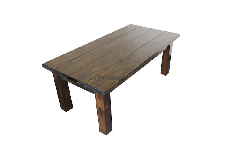 Puede incluir: Una mesa de madera marr&oacute;n oscuro con una tapa rectangular y cuatro patas. La mesa est&aacute; hecha de madera recuperada y tiene un acabado r&uacute;stico.