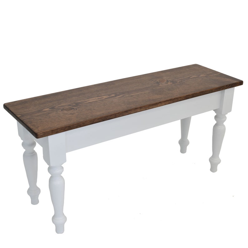 Puede incluir: Un banco de madera blanco con la parte superior te&ntilde;ida de marr&oacute;n oscuro y patas torneadas.