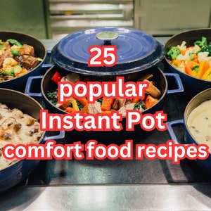 Può includere: Primo piano di cinque pentole di cottura Instant Pot blu riempite con vari cibi comfort, tra cui una casseruola, verdure e una salsa cremosa. Il testo "25 ricette popolari di cibo comfort per Instant Pot" è visualizzato in lettere rosse.