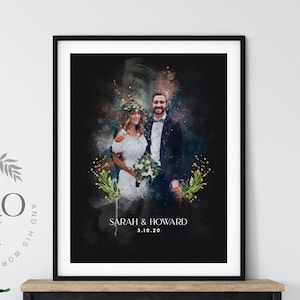 Puede incluir: Una foto de boda en blanco y negro con una pareja de pie frente a un fondo de acuarela. La foto est&aacute; enmarcada en un marco negro y tiene el texto "SARAH & HOWARD 2.10.20" en la parte inferior.