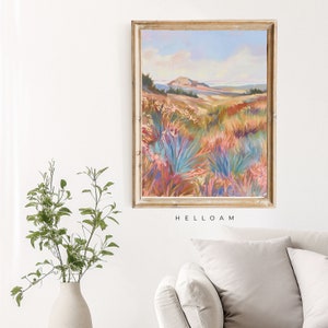 Peut inclure: Une peinture encadr&eacute;e repr&eacute;sentant un paysage avec un champ de fleurs sauvages color&eacute;es et une vue lointaine d'une c&ocirc;te. Le ciel est d'un bleu doux avec des nuages blancs. La peinture est dans un cadre dor&eacute; et porte le texte "HELLOAM" imprim&eacute; en dessous.