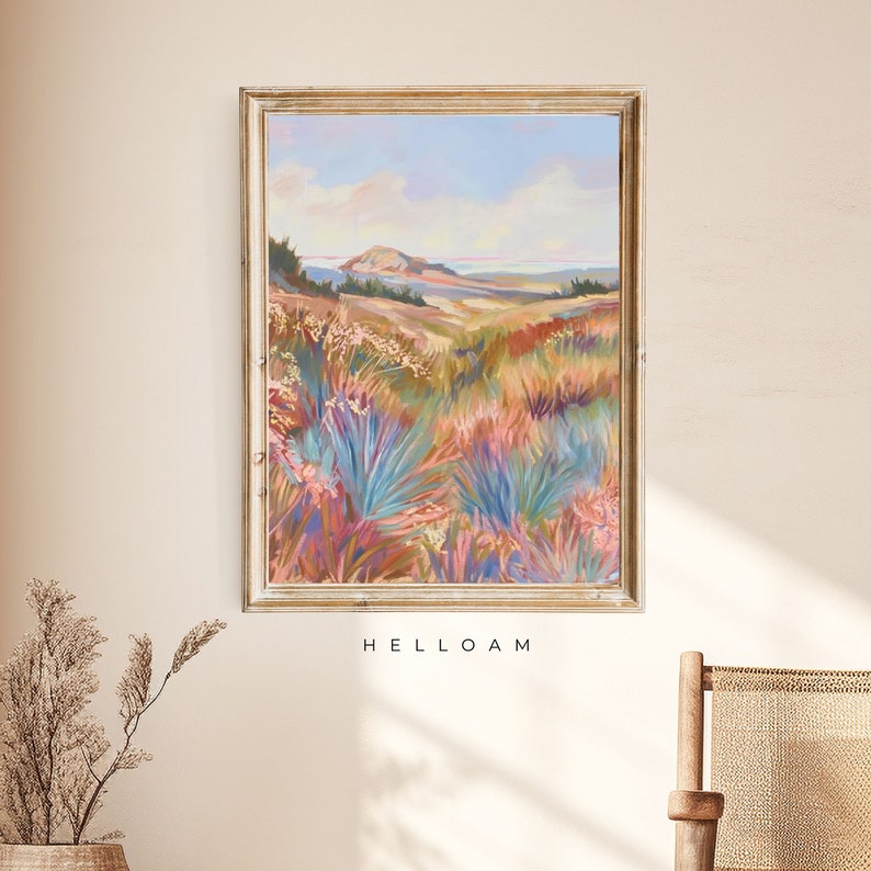 Peut inclure: Une peinture encadr&eacute;e repr&eacute;sentant un paysage avec une colline au loin et un champ de fleurs sauvages color&eacute;es au premier plan. Le ciel est bleu avec des nuages blancs. La peinture est dans un cadre dor&eacute;.