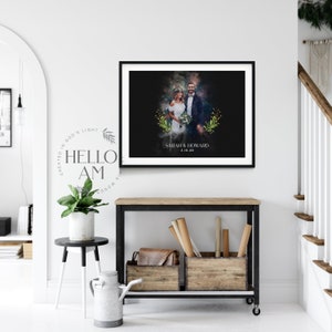 Puede incluir: Una foto de boda en blanco y negro de una pareja de pie frente a un fondo abstracto colorido. La foto est&aacute; enmarcada en un marco negro y tiene el texto "SARAH & HOWARD 3.10.20" impreso debajo de la imagen.