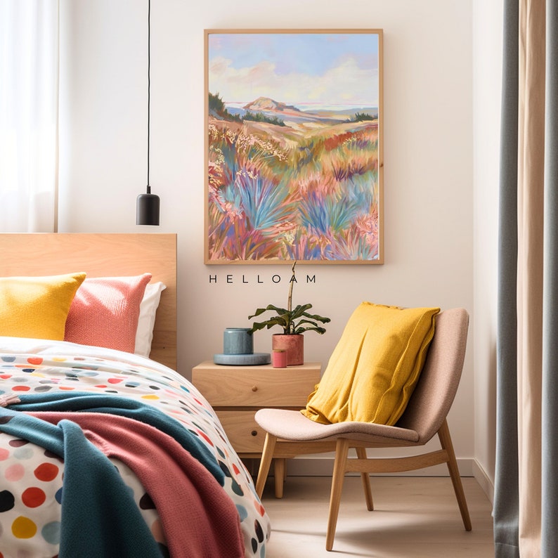 Peut inclure: Un int&eacute;rieur de chambre &agrave; coucher avec un lit, une chaise, une table de chevet et un tableau sur le mur. Le tableau repr&eacute;sente un paysage avec une colline au loin et un champ de fleurs color&eacute;es au premier plan. Le texte "HELLOAM" est imprim&eacute; sous le tableau.