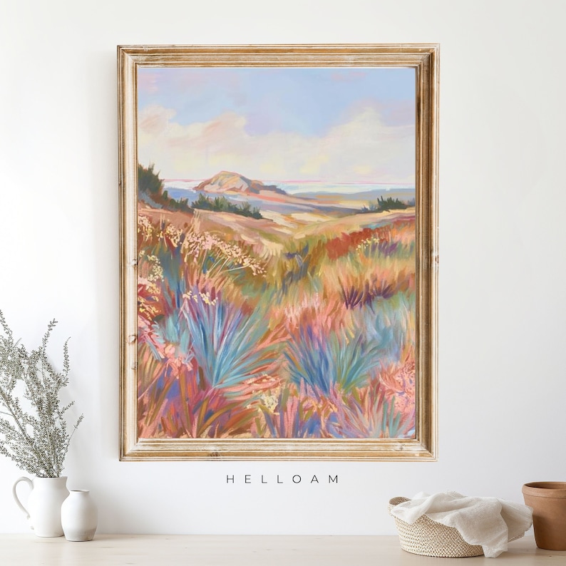 Peut inclure: Une peinture encadr&eacute;e repr&eacute;sentant un paysage avec une mer lointaine et une colline en arri&egrave;re-plan. Le premier plan pr&eacute;sente un champ de fleurs sauvages et d'herbes color&eacute;es.