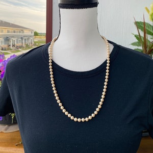 Vintage Kunstperlen Halskette, lange Retro Glaskette, geknotete Perlen, creme weisse Kette, Einzelstrang, klassische Halskette
