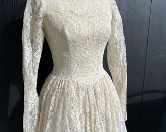 Vintage 50s Lace Wedding dress, Long sleeve lace gown, lace and tulle, layered tulle wedding gown, 50s ivory wedding gown